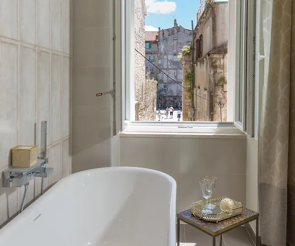 Gostinjska kuća Riva Palace 4*